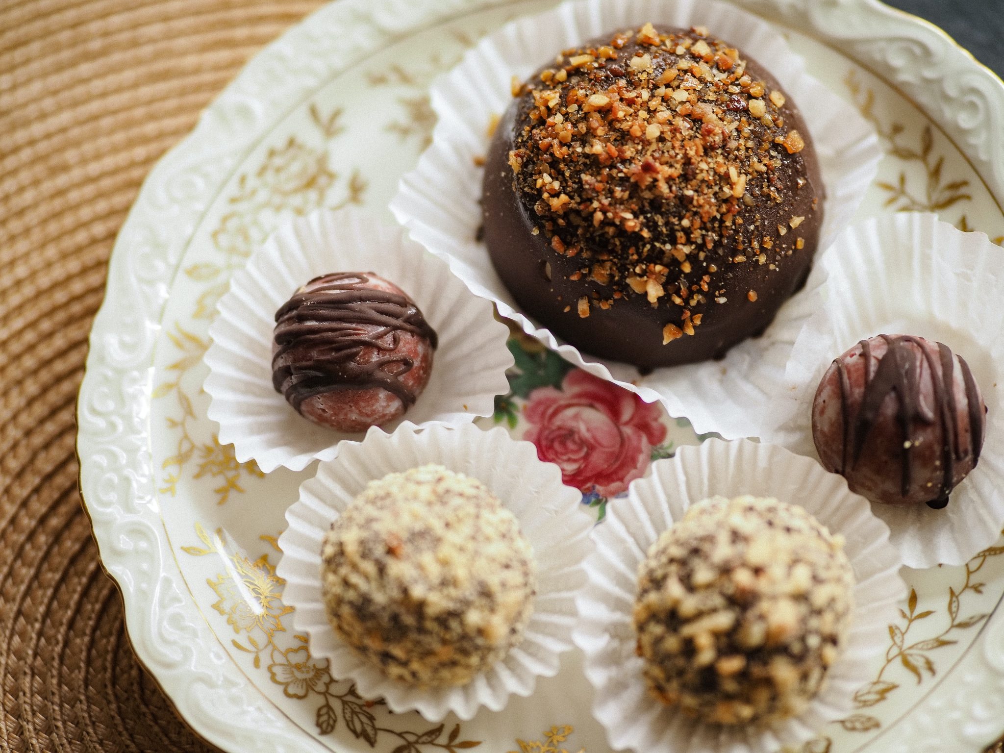 Há na imagem 4 tipos de bombons de chocolate.